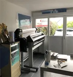 Virginie Allain, créatrice de décors imprimés sur mesure, en atelier