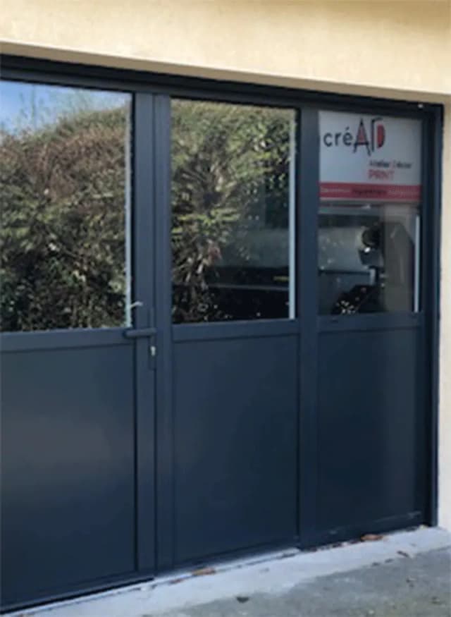 Verrière de l'atelier créAD Print — espace de conception en Loire-Atlantique